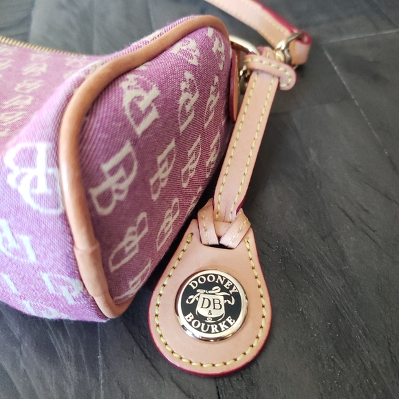 *SOLD* NWOT Dooney & Bourke barrel bag - Picture 1 of 7